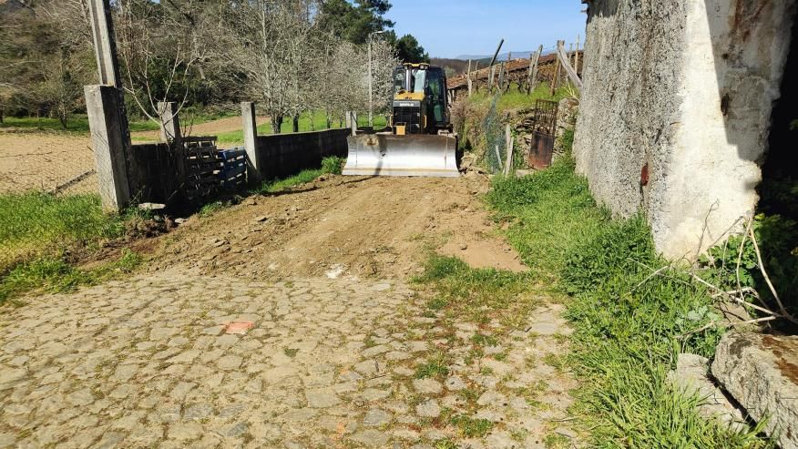 In&iacute;cio de repara&ccedil;&atilde;o de caminho em Sobrados