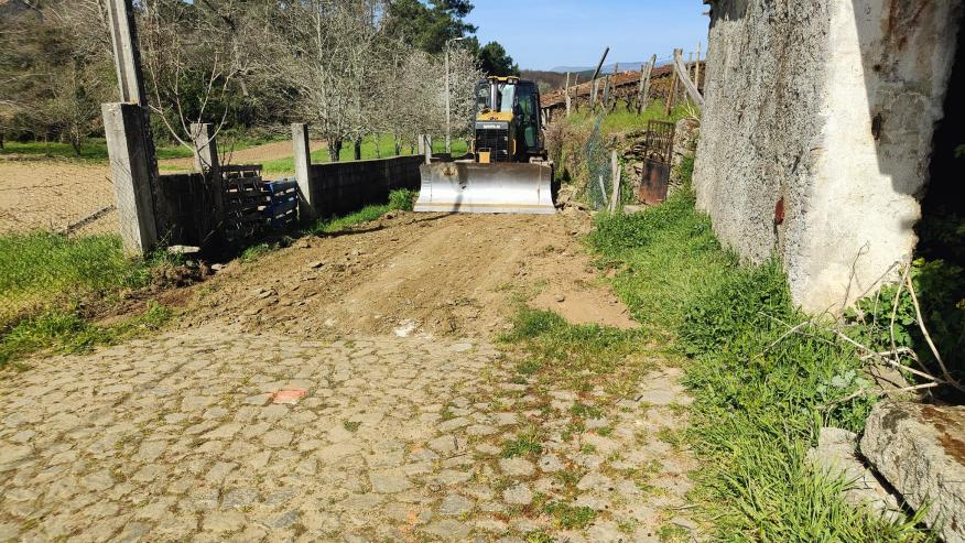 In&iacute;cio de repara&ccedil;&atilde;o de caminho em Sobrados